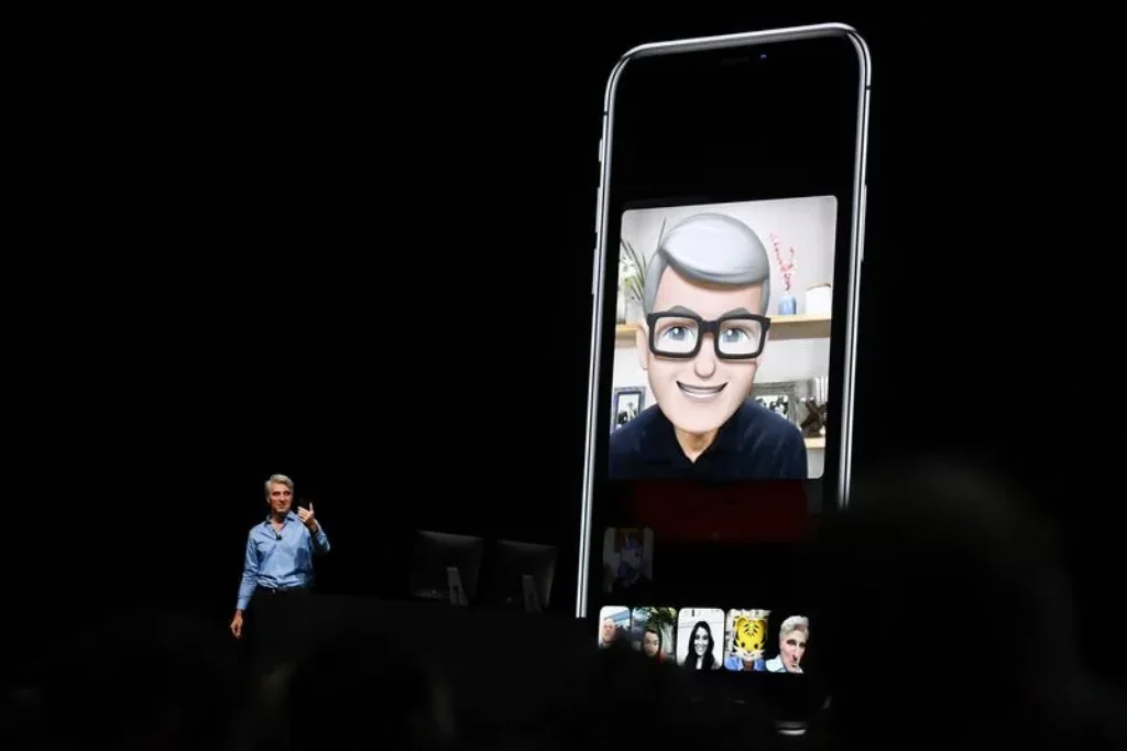 Animoji во время звонка FaceTime на iPhone.Фотограф: Дэвид Пол Моррис/Bloomberg